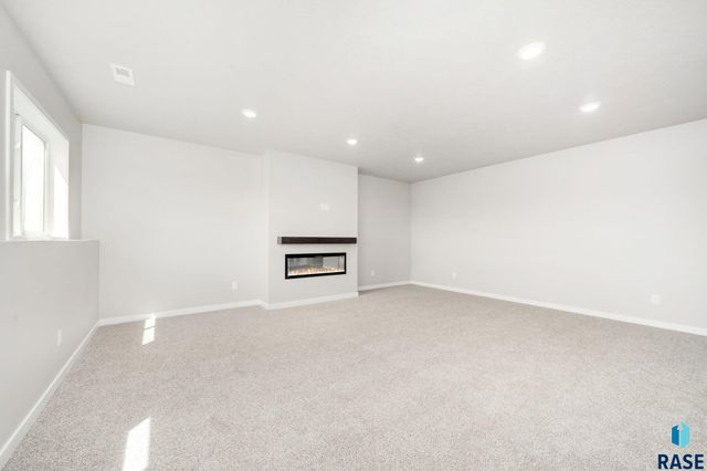 522 Hillside St, Harrisburg, SD 57032