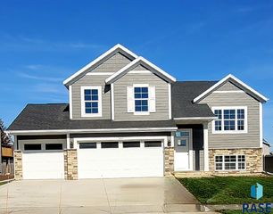 522 Hillside St, Harrisburg, SD 57032
