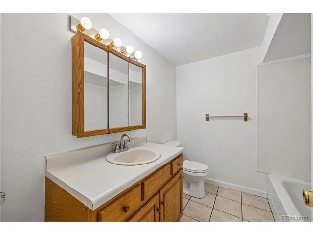 16 Amesbury St, Broomfield, CO 80020