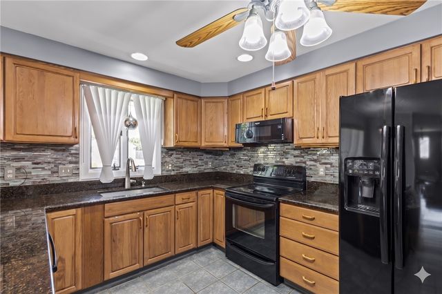 15 Hanley Lane, Warren, RI 02885