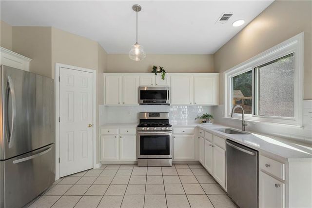 2420 Greyhurst Way SW, Smyrna, GA 30082