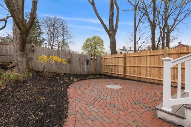 8 California St, Newburyport, MA 01950