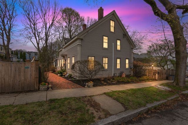 8 California St, Newburyport, MA 01950