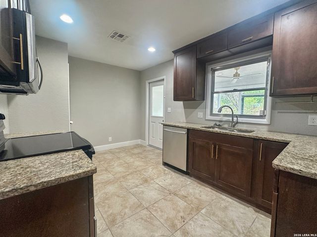740 Rittiman Rd, Terrell Hills, TX 78209