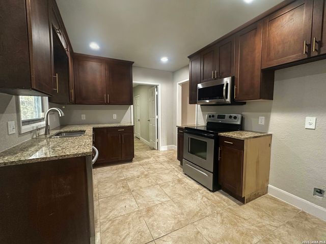 740 Rittiman Rd, Terrell Hills, TX 78209