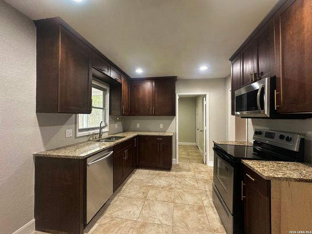 740 Rittiman Rd, Terrell Hills, TX 78209
