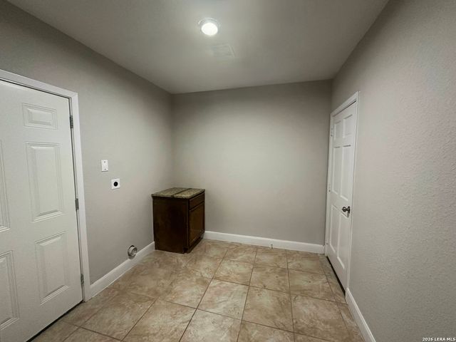 740 Rittiman Rd, Terrell Hills, TX 78209