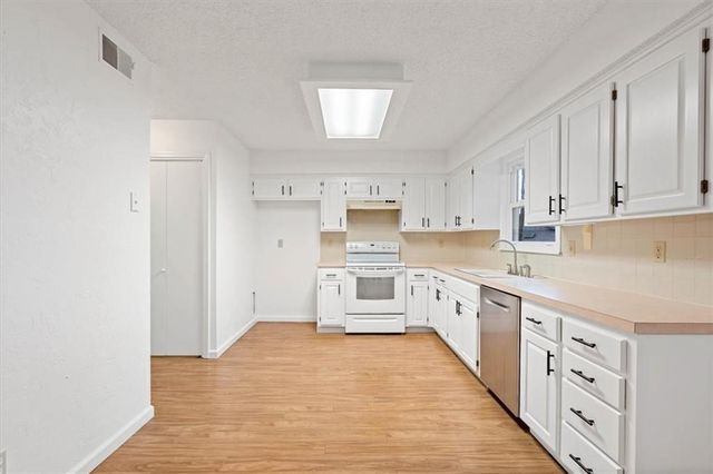 13330 W 112th Terrace, Overland Park, KS 66210