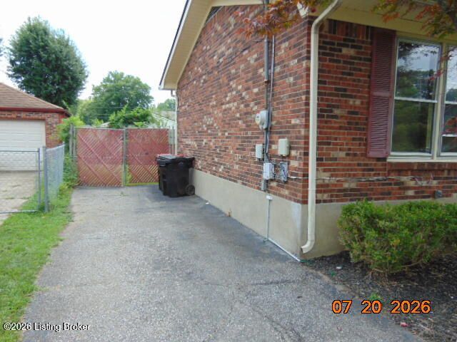 1524 Sanders Ln, Louisville, KY 40216