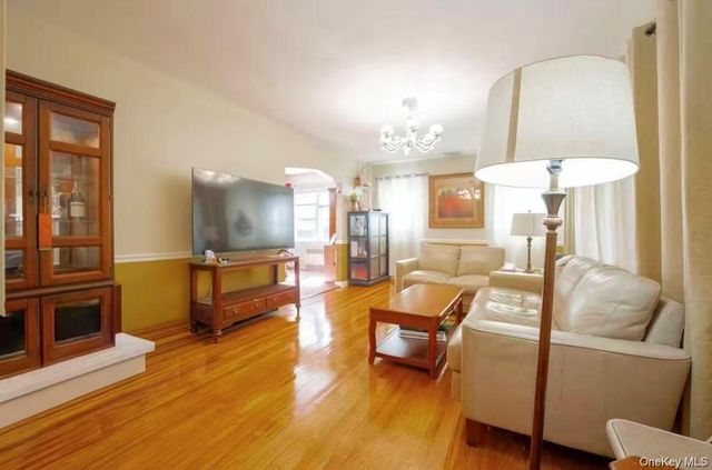 636 S 13th Street, New Hyde Park, NY 11040