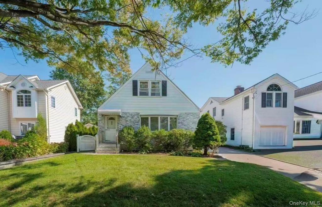 636 S 13th Street, New Hyde Park, NY 11040