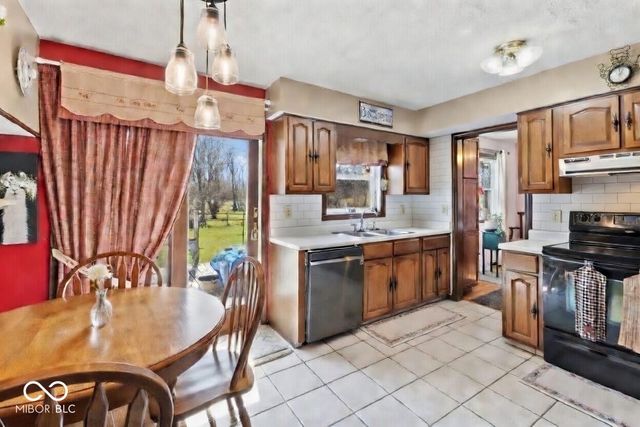 2367 E 400 N, Whiteland, IN 46184