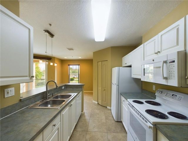 5020 Fairways Circle J205, Vero Beach, FL 32967