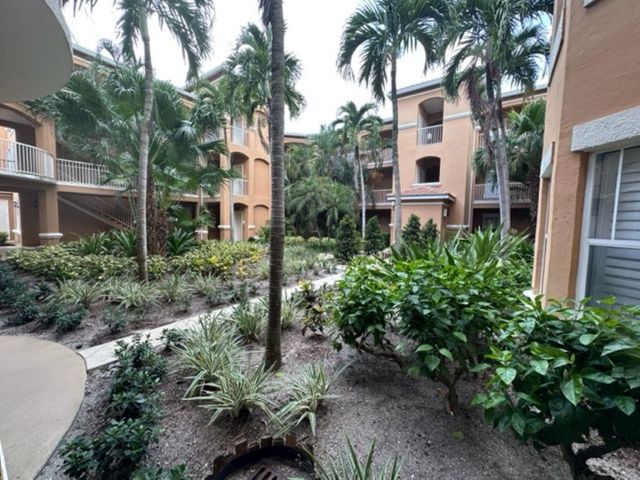 5020 Fairways Circle J205, Vero Beach, FL 32967