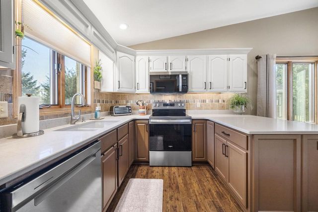 1051 N Wuthering Hills Drive, Janesville, WI 53546