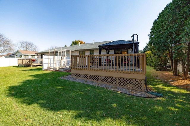 1051 N Wuthering Hills Drive, Janesville, WI 53546