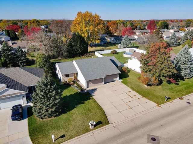 1051 N Wuthering Hills Drive, Janesville, WI 53546