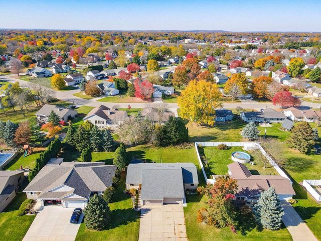 1051 N Wuthering Hills Drive, Janesville, WI 53546