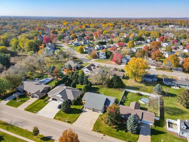 1051 N Wuthering Hills Drive, Janesville, WI 53546