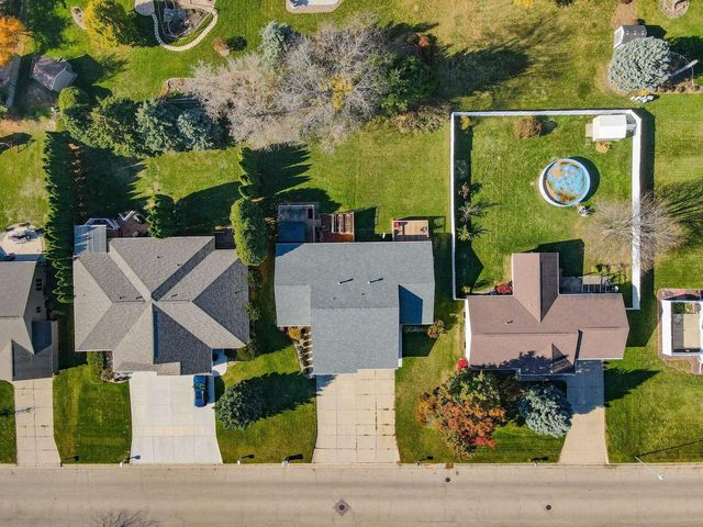 1051 N Wuthering Hills Drive, Janesville, WI 53546