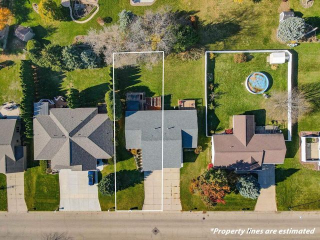 1051 N Wuthering Hills Drive, Janesville, WI 53546