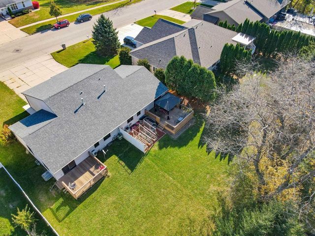 1051 N Wuthering Hills Drive, Janesville, WI 53546