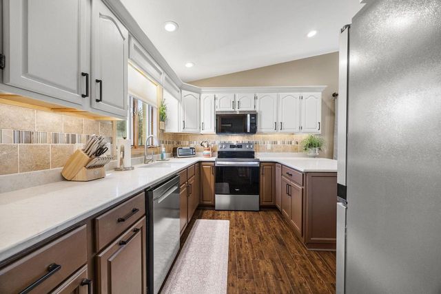 1051 N Wuthering Hills Drive, Janesville, WI 53546