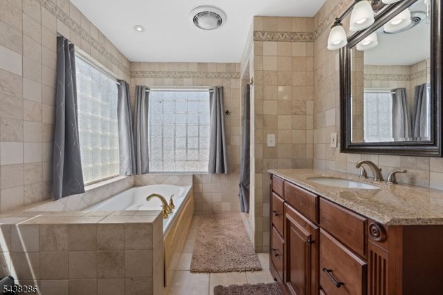 15 Kuiken Ct, Wayne Twp., NJ 07470