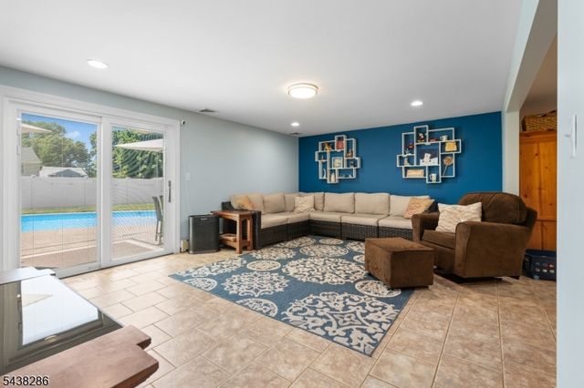 15 Kuiken Ct, Wayne Twp., NJ 07470