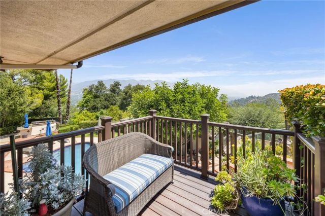 3854 Hampstead, La Canada Flintridge, CA 91011