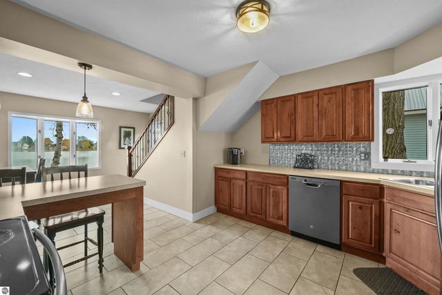 7119 W White Birch Avenue, Lake City, MI 49651