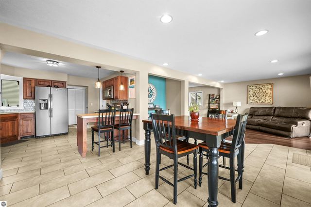 7119 W White Birch Avenue, Lake City, MI 49651