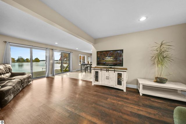 7119 W White Birch Avenue, Lake City, MI 49651