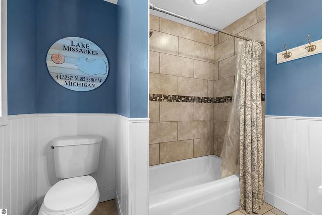 7119 W White Birch Avenue, Lake City, MI 49651