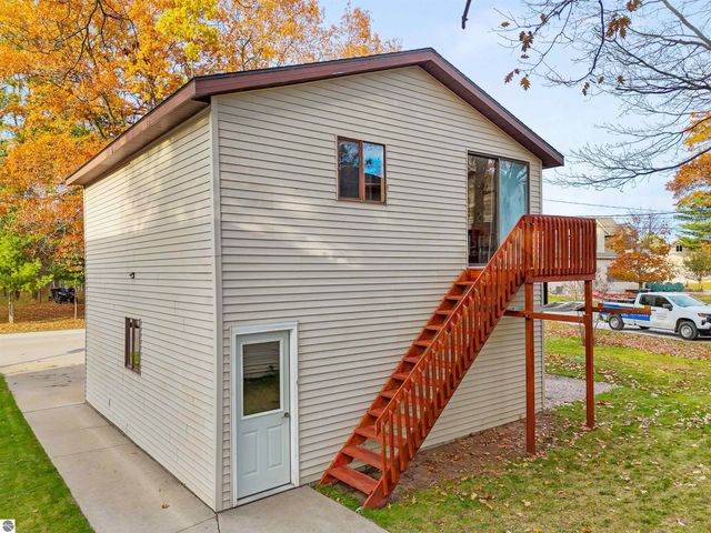 7119 W White Birch Avenue, Lake City, MI 49651