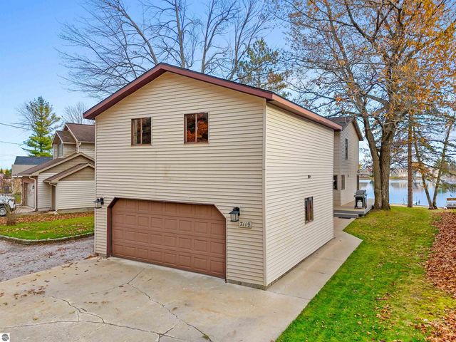 7119 W White Birch Avenue, Lake City, MI 49651