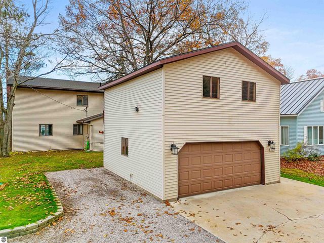 7119 W White Birch Avenue, Lake City, MI 49651