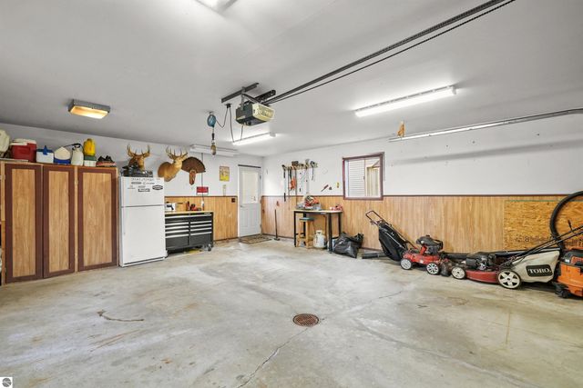 7119 W White Birch Avenue, Lake City, MI 49651