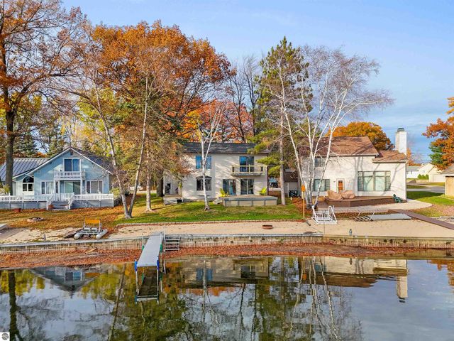 7119 W White Birch Avenue, Lake City, MI 49651