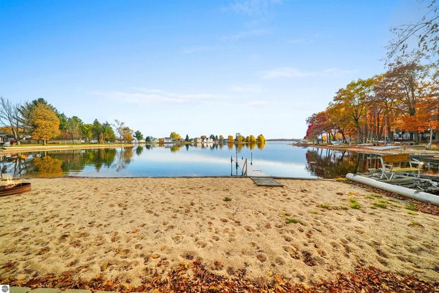 7119 W White Birch Avenue, Lake City, MI 49651