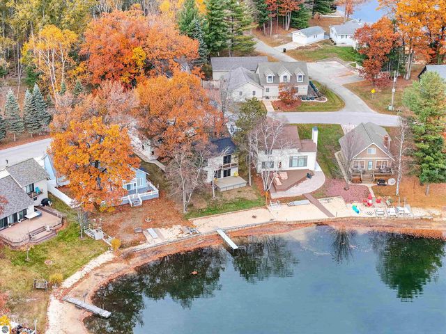 7119 W White Birch Avenue, Lake City, MI 49651