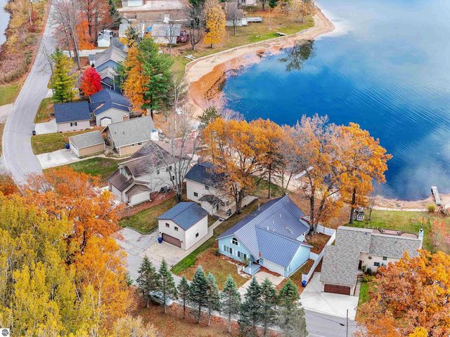 7119 W White Birch Avenue, Lake City, MI 49651