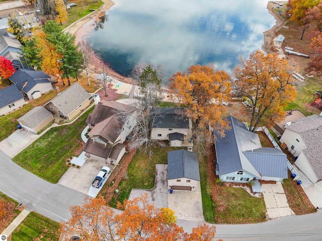 7119 W White Birch Avenue, Lake City, MI 49651