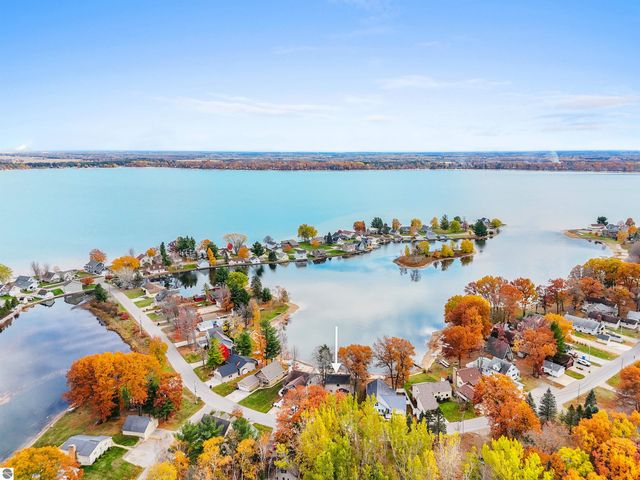 7119 W White Birch Avenue, Lake City, MI 49651