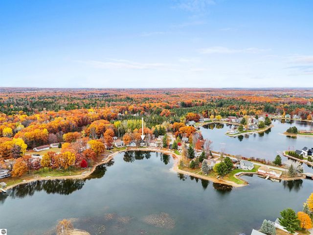 7119 W White Birch Avenue, Lake City, MI 49651