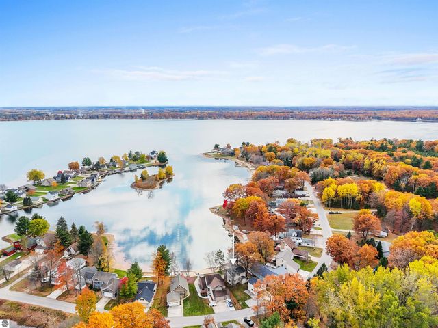 7119 W White Birch Avenue, Lake City, MI 49651
