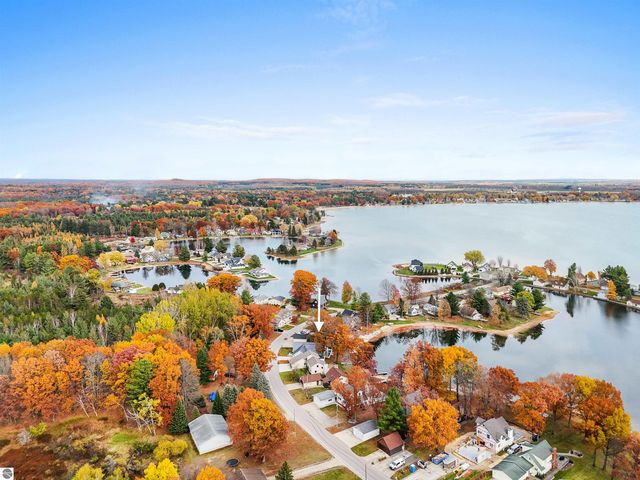 7119 W White Birch Avenue, Lake City, MI 49651