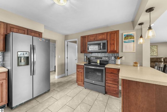 7119 W White Birch Avenue, Lake City, MI 49651