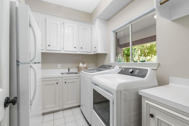 18 E Wedgemere Court, The Woodlands, TX 77381