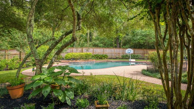 18 E Wedgemere Court, The Woodlands, TX 77381